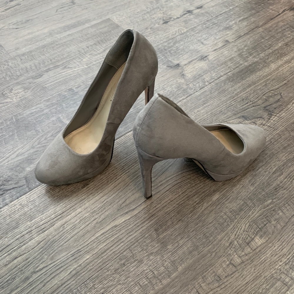 Forever 21 Women’s Gray Suede Heels Size 7